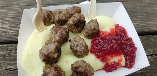 Köttbullar_och_potatismos_från_Cronwalls_gatukök_i_Falköping_8579